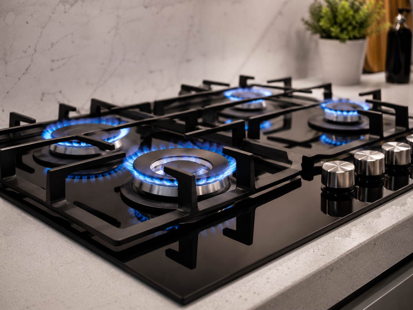 Gaskochfeld mit blauen Flammen auf moderner Küchenarbeitsfläche