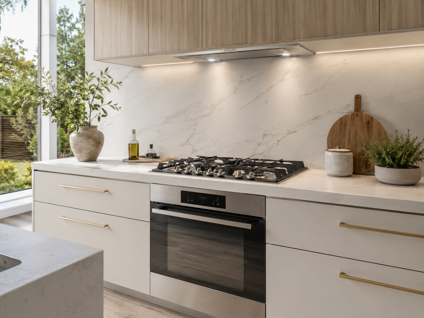 Moderne Einbauküche mit Gaskochfeld und Gasbackofen